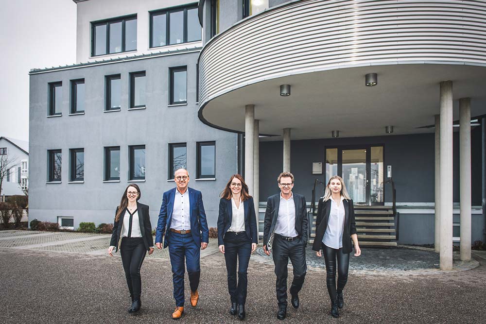 Baumgärtner und Duscher Immobilien Schwandorf Wackersdorf Team vor Firmengebäude
